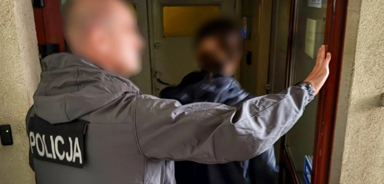 Zatrzymano 3 osoby podejrzane o wyłudzenie środków z Funduszu Sprawiedliwości