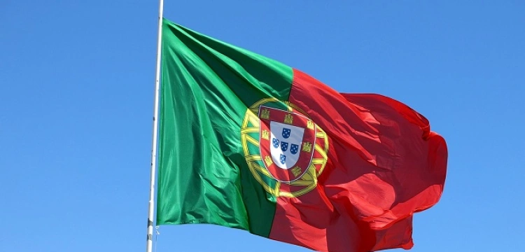 Niewiarygodne! W Portugalii socjaliści usunęli z flagi symbole religijne i historyczne