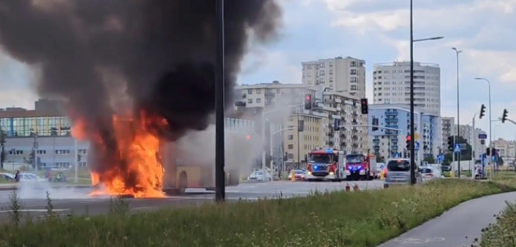 Warszawa. Chwile przerażenia pasażerów płonącego autobusu [Wideo]