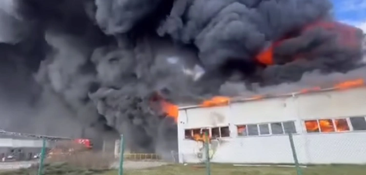 Ogromny pożar w Bydgoszczy. Hala z tekstyliami stanęła w płomieniach [Wideo]