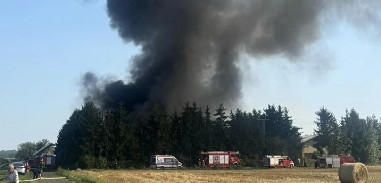 Ogromny pożar hali w Siarzewie