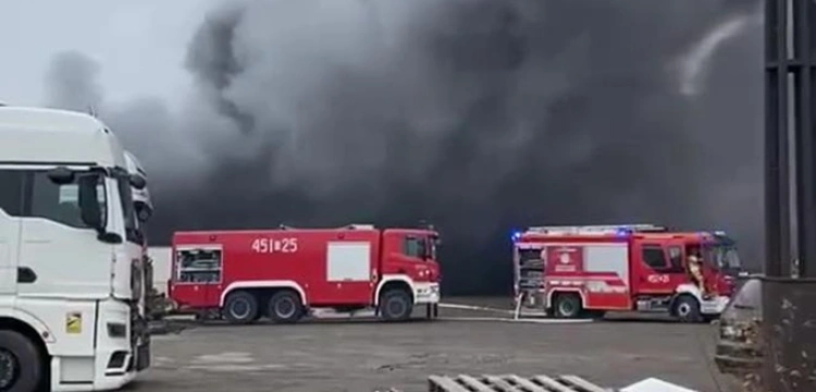 Groźny pożar hali w Gliwicach. Nad miastem uniosła się chmura czarnego dymu