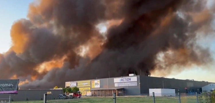 Gigantyczny pożar w centrum handlowym na warszawskiej Białołęce [Wideo]