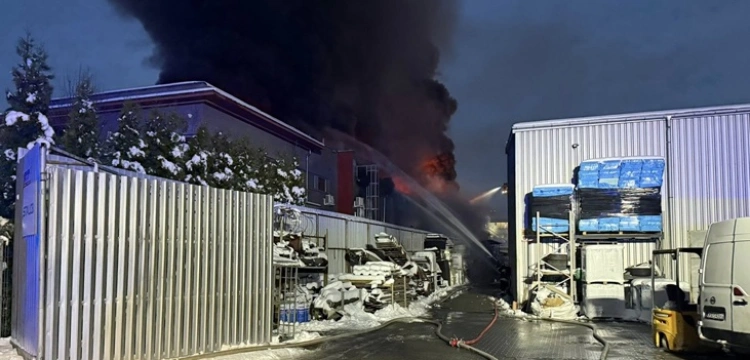 Gigantyczny pożar w Skawinie. Setka strażaków walczy z ogniem