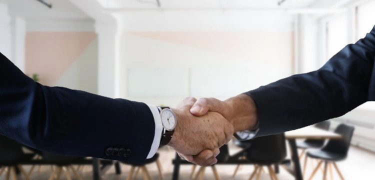 Rewolucja zjada własne dzieci. KPRM zatrudni „specjalistę” zamiast „osoby specjalistycznej”