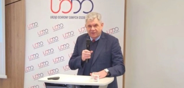 Prezes UKE ostrzega: Uważaj na swój smartfon!