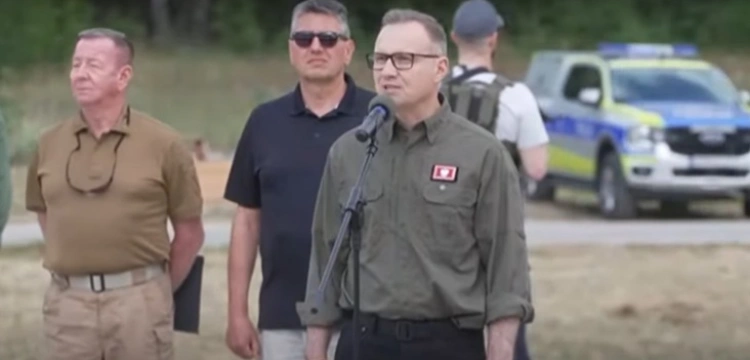 Prezydent Duda na granicy dziękuje żołnierzom i funkcjonariuszom: „Niech żyje Polska!”