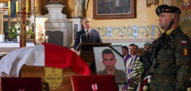 Prezydent na pogrzebie poległego żołnierza: "Zginął za ojczyznę"