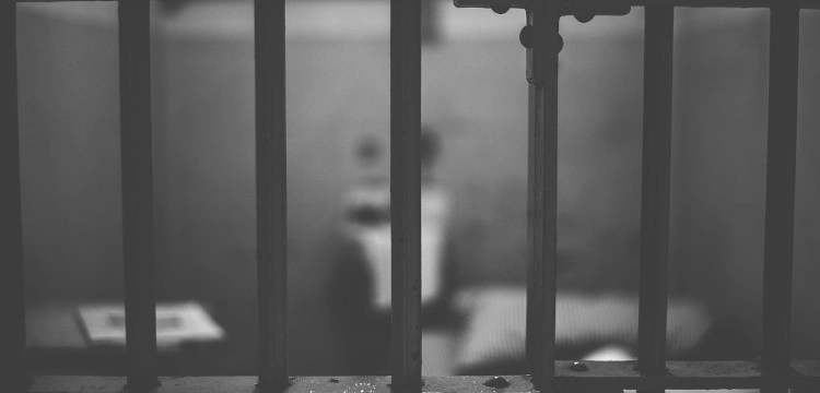 Skazano strażnika, który wynosił z aresztu grypsy do Giertycha i Nitrasa