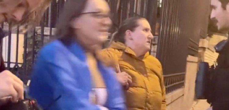 [WIDEO] USA. Zwolenniczka Putina pluła na policjantów