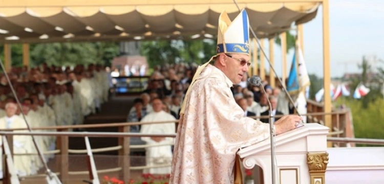 Prymas w uroczystość NMP Częstochowskiej: Lekcje religii w szkole chronią przed zamknięciem i izolacją