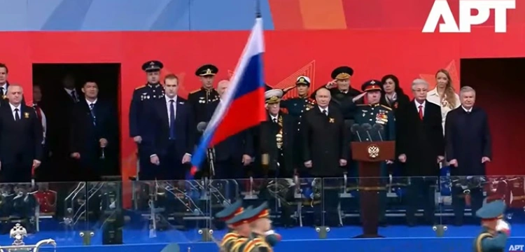 Krótka parada Putina i długa propaganda. Kreml znów o... „agresywnym NATO”