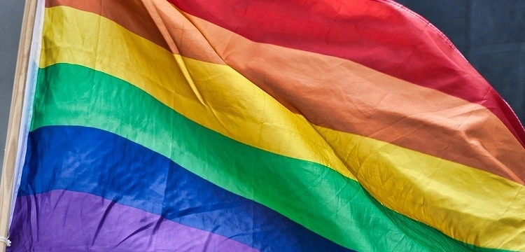 Tęczowa zgroza w niemieckim Kościele! Transmitowali queerowe „nabożeństwo”