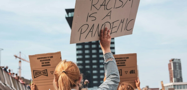 Dyskryminowali białych pracowników?! Komisja zbada doniesienia dot. znanej marki