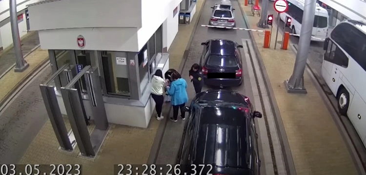 Chwile grozy na przejściu granicznym. Funkcjonariusz SG uratował dławiące się dziecko [Wideo]