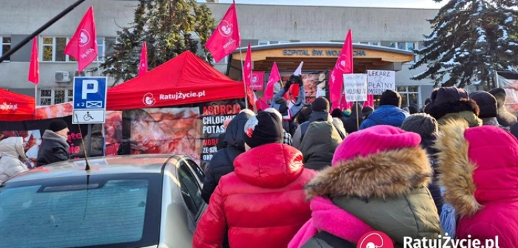 Różaniec kontra megafony. Burzliwa pikieta pro-life pod szpitalem w Gdańsku