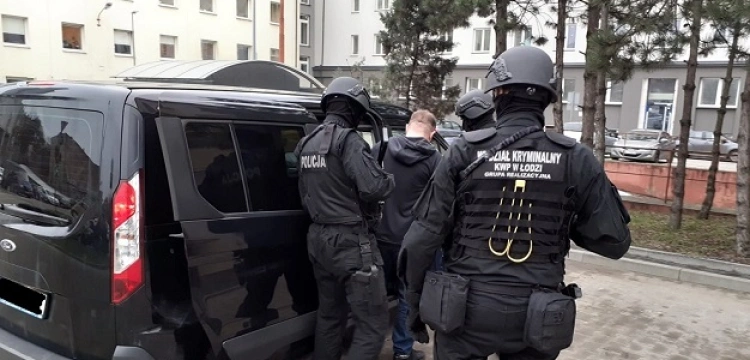 Cela plus! Trzech "policjantów" recydywistów wpadło na gorącym uczynku podczas rabunku