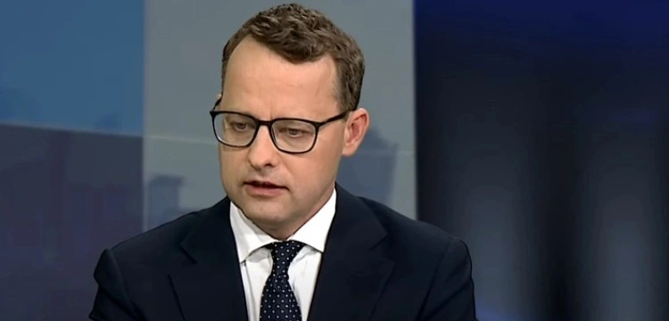 Romanowski zdecydowanie interweniuje ws. matki w kajdankach na pogrzebie tragicznie zmarłego synka
