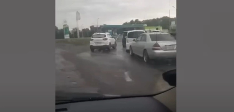 [Wideo] Rosja w paliwowym kryzysie: ataki na rafinerie, kartki na benzynę i kolejki na stacjach