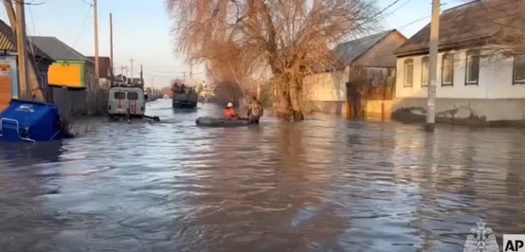 Powódź stulecia w Rosji: Pęknięcie tamy na rzece Ural [Wideo]