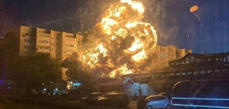 Rosja. Uzbrojony bombowiec mogący przenosić pociski nuklearne uderzył w budynek mieszkalny [Wideo]