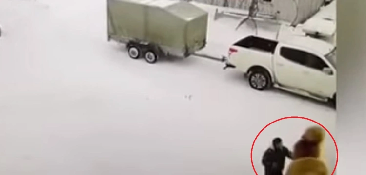 Rosja. Odwet wielbłąda na ochroniarzu był… śmiertelny [Wideo]