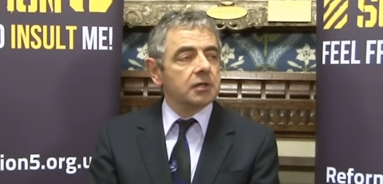 [Wideo] Małe starcie w większej wojnie - Rowan Atkinson mocno o granicach wolności słowa i „przemyśle oburzenia”