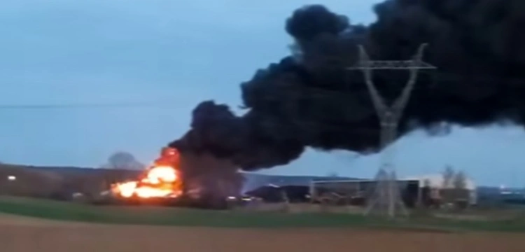 Czarny dym nad Pomorzem. Strażacy walczą z groźnym pożarem zakładu w Rożentalu