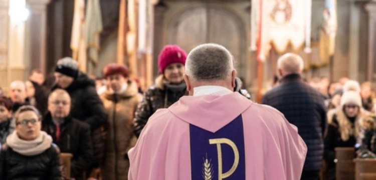 Niedziela „Gaudete” i symbol różowego ornatu. Na czym polega radość chrześcijanina?