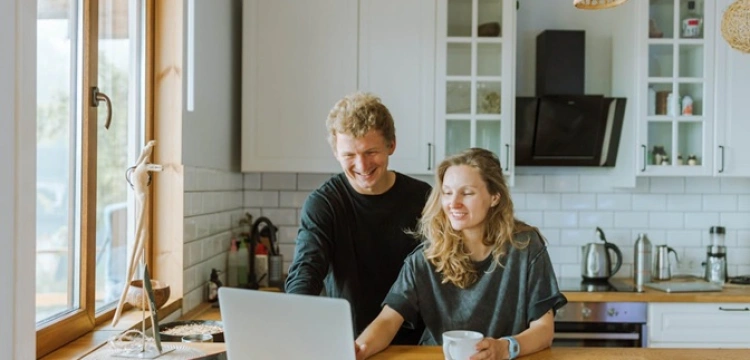 E-commerce w Polsce rośnie – co to oznacza dla pracowników i klientów? [Materiał promocyjny]