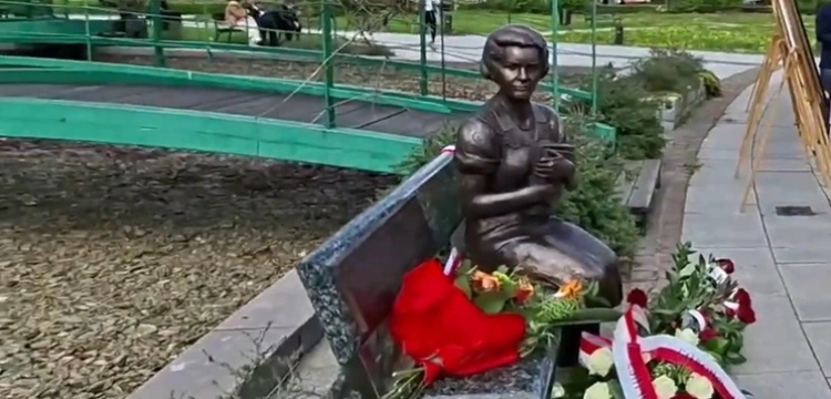 Pamięć, która uczy odwagi. W Rzeszowie stanęła ławeczka bł. Natalii Tułasiewicz