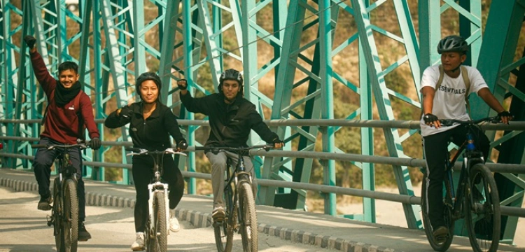 Turyści na dwóch kółkach: Jak infrastruktura rowerowa napędza lokalną gospodarkę? [Materiał promocyjny]