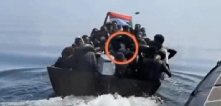 Imigranci płyną na Lampedusę… uzbrojeni w maczety