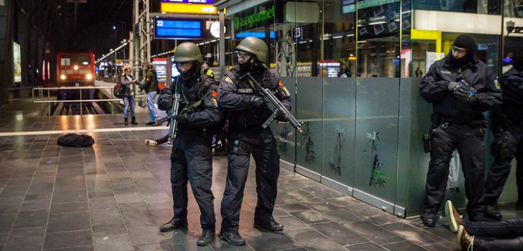 Niemcy. Uzbrojony mężczyzna wziął zakładników. Są informacje o zamordowanej kobiecie