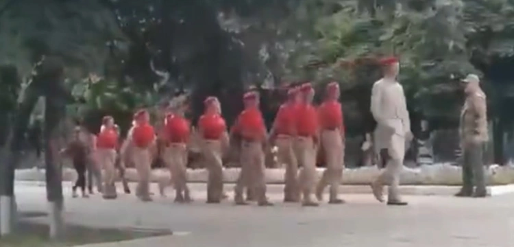 „Putlerjugend” - dzieci kolaborantów maszerują po Mariupolu