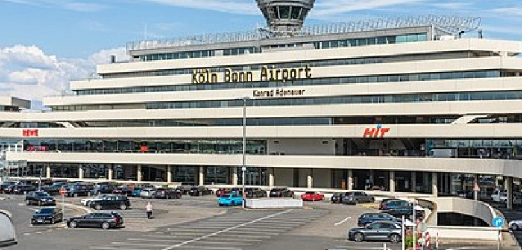 Horror na lotnisku w Kolonii. Samochód taranował pieszych