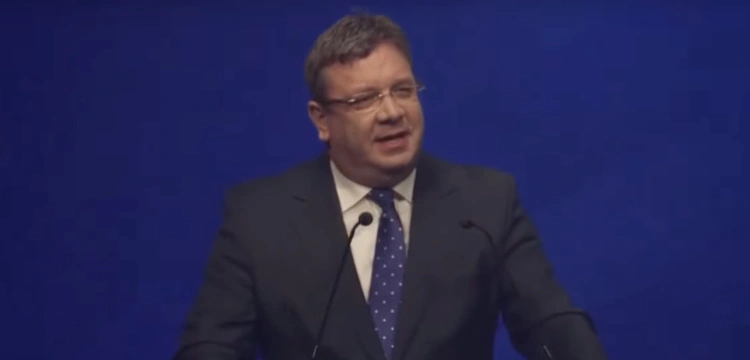 „Zabawne to orzeczenie”. Minister Wójcik miażdżąco o pracy TSUE