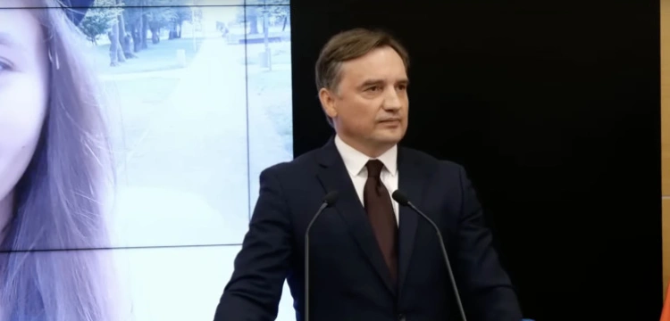 „Orzeczenia wydawane z politycznych motywacji”. Minister Ziobro chce pilnego posiedzenia KRS