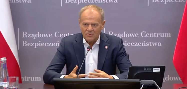 Siłowe wejście do rodzinnego domu prezydenta. Premier mówi o „głupich dowcipach”