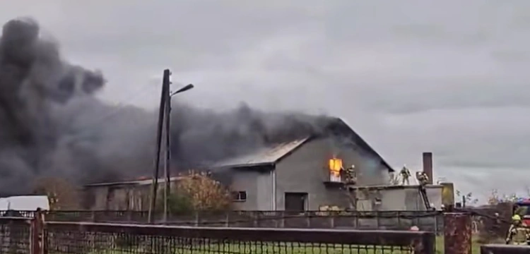 40 zastępów straży walczyło z pożarem zakładu w Sadowie