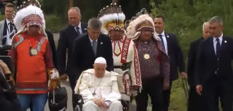 Papież w Kanadzie: Błagam Boga o przebaczenie