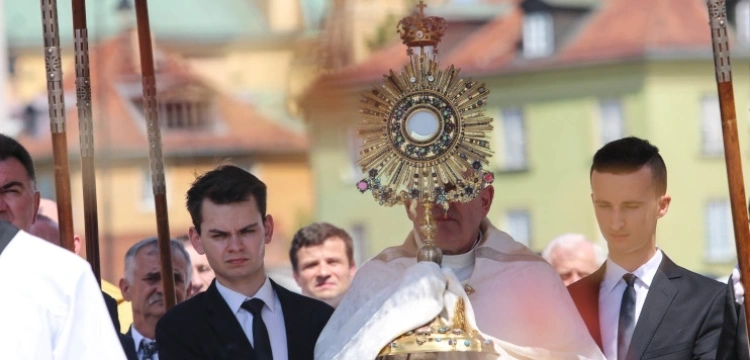 "Mamy obowiązek publicznego wyznawania wiary!" - ks. prof. Chrostowski o istocie Bożego Ciała i Eucharystii