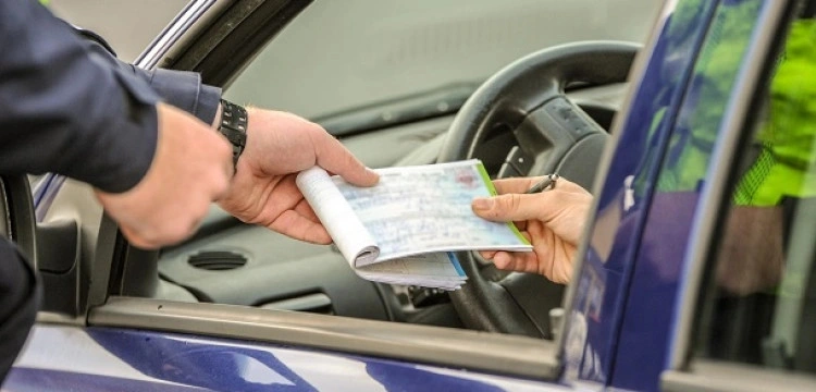 Policja nie zatrzyma prawa jazdy za przekroczenie prędkości? Lepiej odmówić przyjęcia mandatu