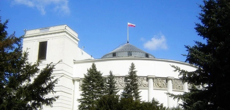 CBOS: KO i PiS idą „łeb w łeb”. Hołownia poza Sejmem