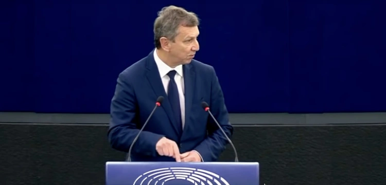 Szokujące! Czterech europosłów nie poparło wniosku o debatę ws. korupcji. W tym trzech… z Polski