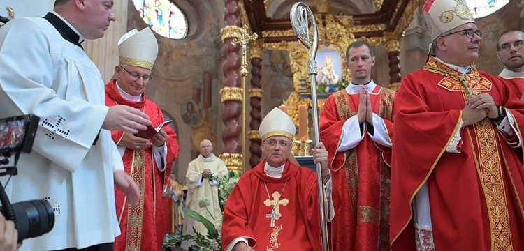 Bp Grądalski podczas sakry: „Kościół, który trwa na modlitwie, żyje”
