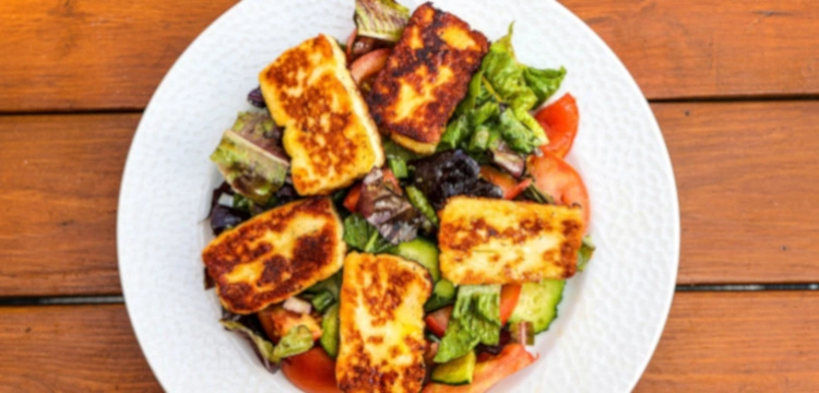 Zielone sałatki do majowego grilla