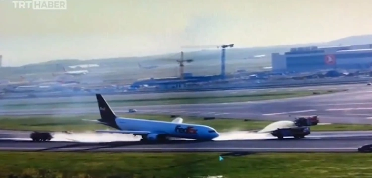 Dramatyczna walka o przetrwanie - samolot bez podwozia ląduje w Stambule