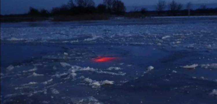 Spod lodu na rzece wydobywało się światło. Niecodzienna akcja strażaków w Santoku