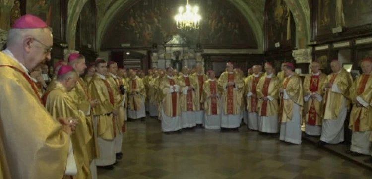 Polscy biskupi do kapłanów: Czyj jest Kościół?